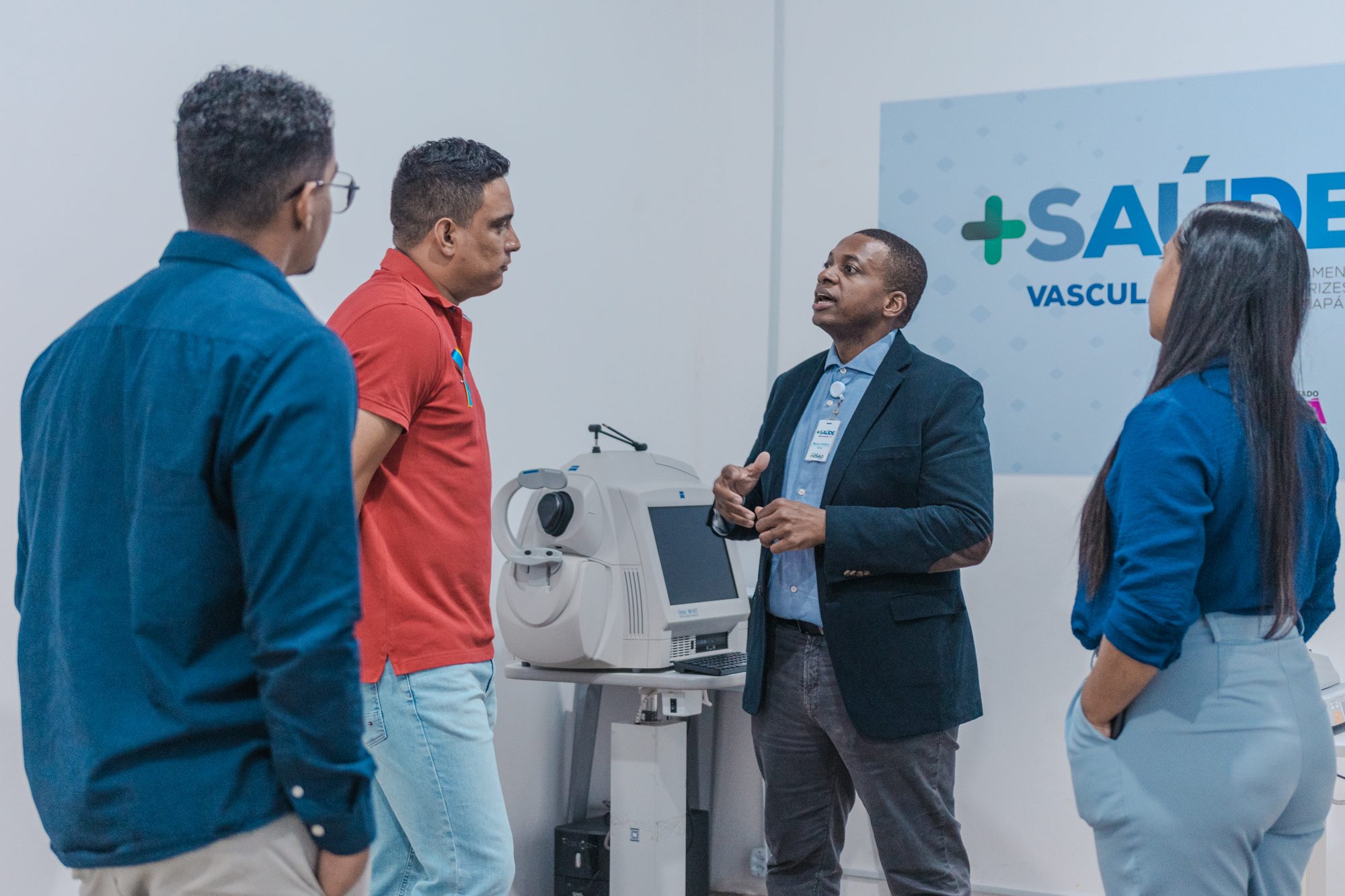 Equipe da Saúde Link em reunião numa unidade de atendimento