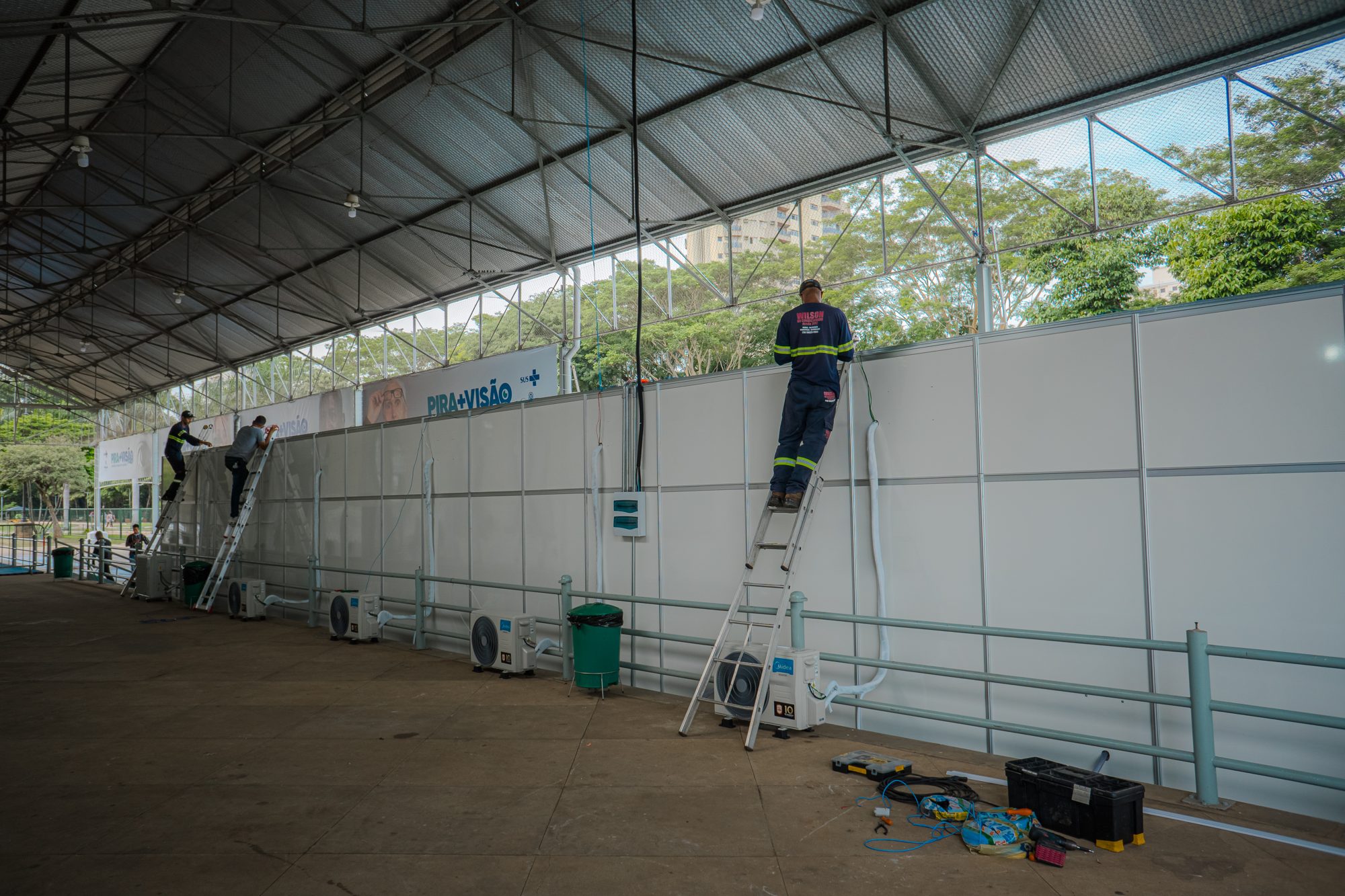 Montagem de uma unidade modular de saúde pela equipe da Saúde Link